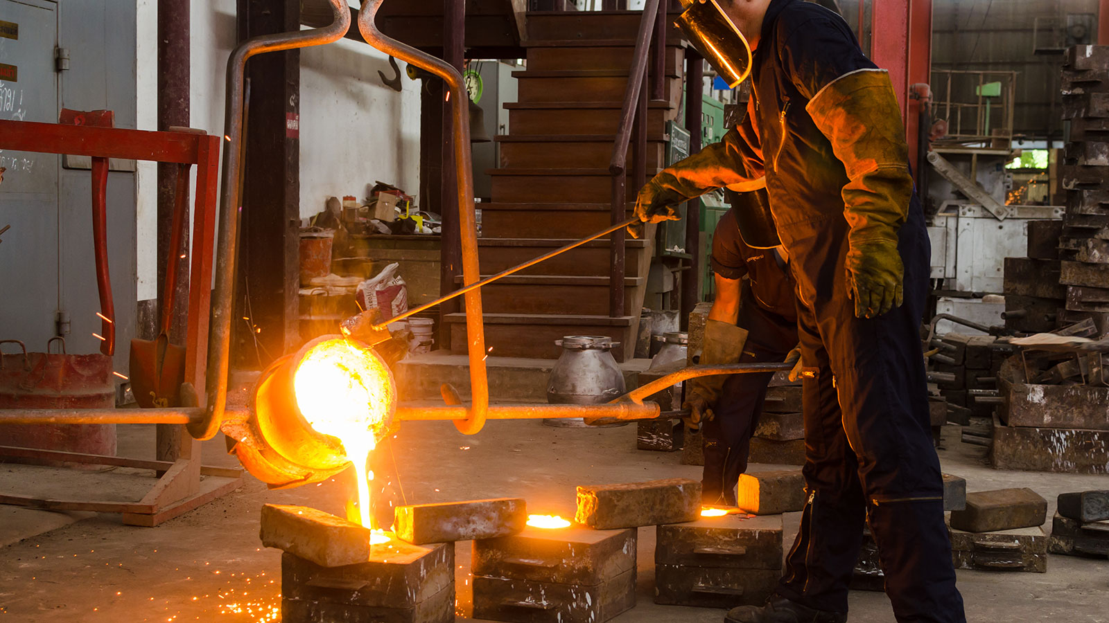 Отливка металла. Metal casting. Squeeze casting. Casting into a Mold.